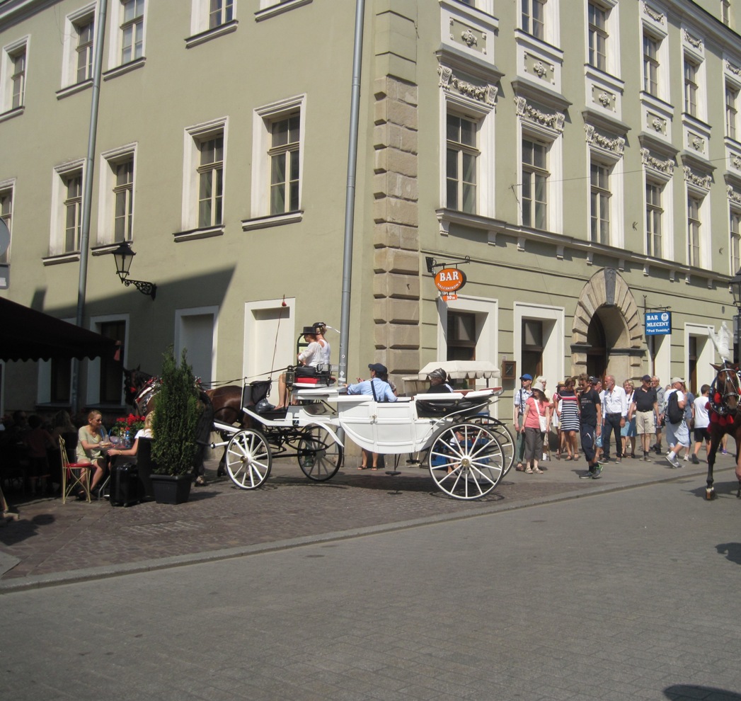 50-Cracovia- Turisti in piazza del Mercato-carrozza tipica di fronte alla chiesa di San Pietro e Paolo